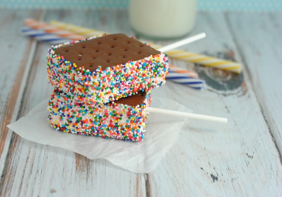 Every summer party needs delicious ice cream- like this homemade Funfetti Ice Cream Sandwiches recipe! They’re easy to DIY and are such a cute and delicious dessert!
