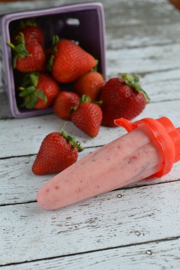 Need an easy and healthy DIY summer treat for your kids? This homemade strawberry popsicles recipe is a great way to get your kids to eat some fruit!