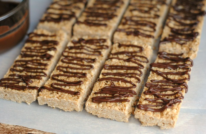 No-Bake Chocolatey Peanut Butter Granola Bars Recipe- perfect for breakfast, snacks, lunchboxes or desserts!