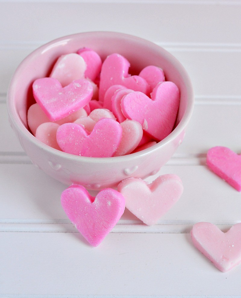 Need something fresh after dinner? These Cream Cheese Candy Heart Mints are delicious and easy to make. They’re perfect for a quick dessert or refreshing bit any time.