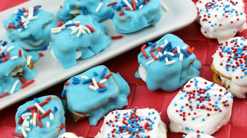Looking for food and decoration ideas for your 4th of July Party or Backyard BBQ? These Patriotic Pretzel S’mores do double duty as a tasty dessert that looks pretty enough to be a decoration. The best part? It’s a super easy recipe and they only take a few minutes to make!