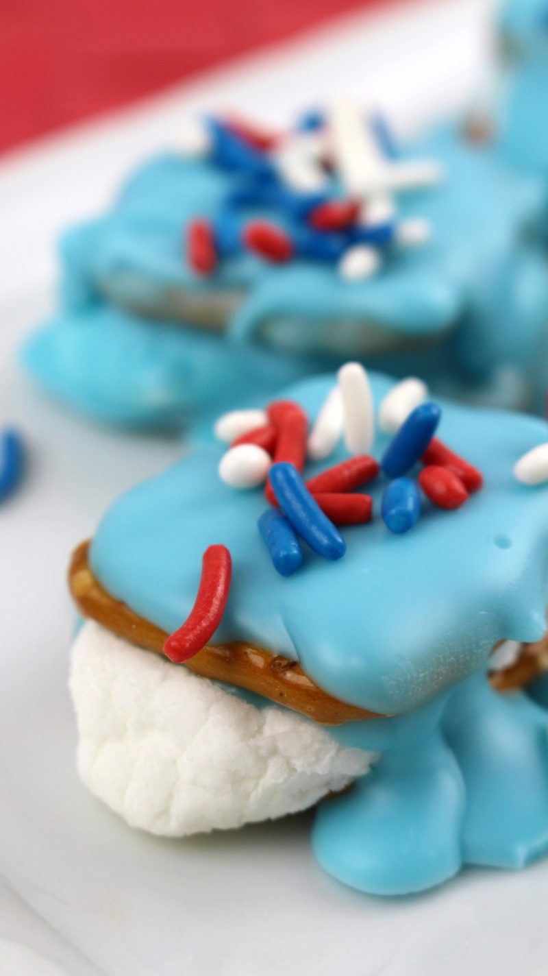 Looking for food and decoration ideas for your 4th of July Party or Backyard BBQ? These Patriotic Pretzel S’mores do double duty as a tasty dessert that looks pretty enough to be a decoration. The best part? It’s a super easy recipe and they only take a few minutes to make!