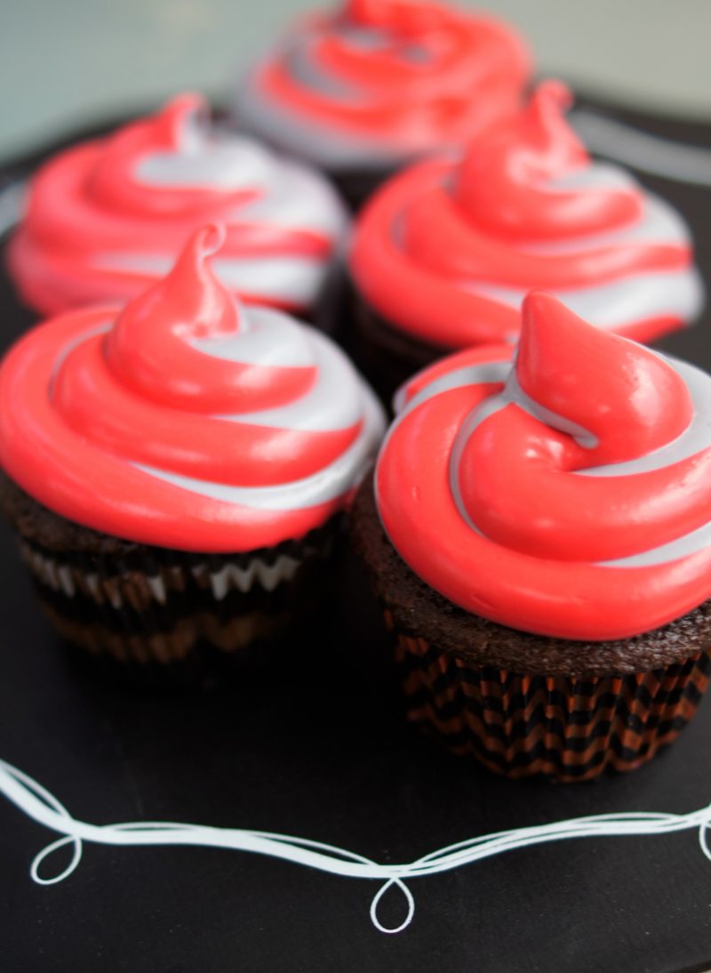 Looking for easy cupcakes ideas for the next football game or kids sports birthday party? These Team Spirit cupcakes are easy to DIY and can be customized with your favorite team’s colors {whether it’s the NFL or college} and your favorite cake flavor!