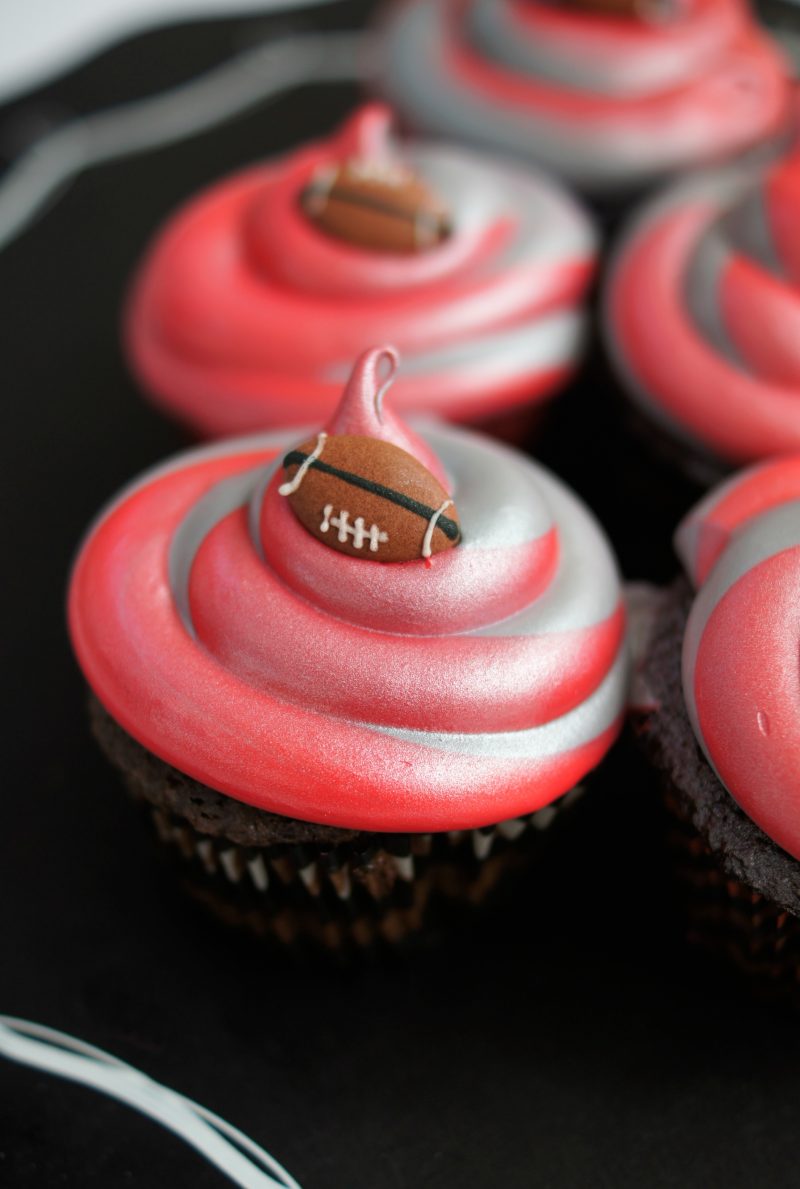 Looking for easy cupcakes ideas for the next football game or kids sports birthday party? These Team Spirit cupcakes are easy to DIY and can be customized with your favorite team’s colors {whether it’s the NFL or college} and your favorite cake flavor!