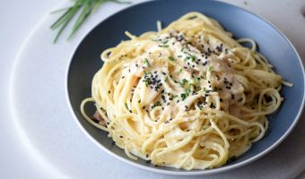 Sick of having leftover chicken nuggets for dinner on busy weeknights? Try this super easy, fast, and yummy Thai Peanut Pasta! With a creamy thai peanut sauce coating the delicious noodles, this simple vegetarian recipe is a real winner for the whole family.