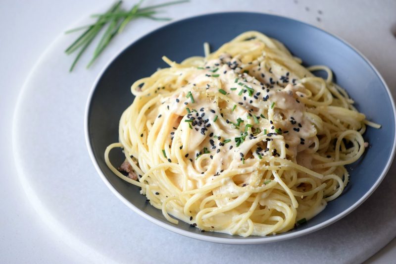 Sick of having leftover chicken nuggets for dinner on busy weeknights? Try this super easy, fast, and yummy Thai Peanut Pasta! With a creamy thai peanut sauce coating the delicious noodles, this simple vegetarian recipe is a real winner for the whole family.