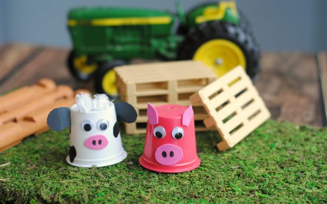 Get your preschooler or even older kids excited about a trip to the farm, apple orchard, or pumpkin patch this fall by making these easy DIY upcycled K-Cup Farm Animals! Use recycled coffee pods and a few other supplies to make these adorable cow and pig animals, perfect for pretend play!