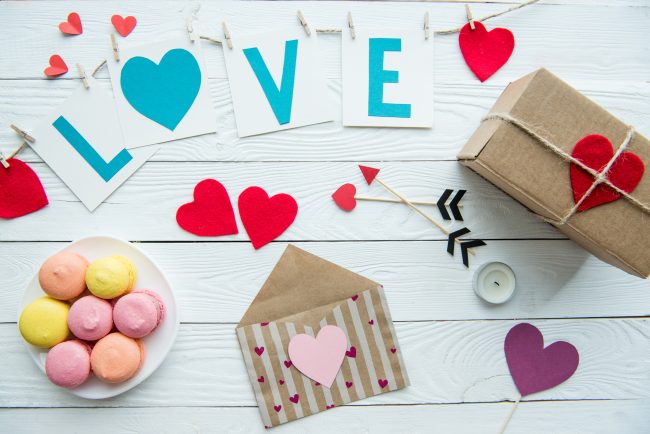 Looking for cute ideas for DIY Valentine’s Day cards for kids that are more unique than the ones with cheesy quotes and cartoon characters at the store? Grab one of these free printables- some are just print and go and some are great for pairing with treats- candy and non-candy!