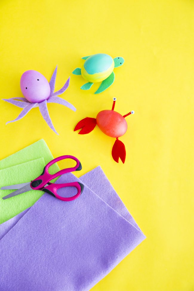 If you’re bored of just using vinegar and dye on your Easter eggs every year, switch it up and learn how to make one of these fun and creative ideas for kids! These designs are easy to make and take only a few supplies {like paint and pipe cleaners} so you can have DIY Easter eggs to use for egg hunts and even decorations! Use craft or plastic eggs to make them last for years- decorating eggs has never been so fun!