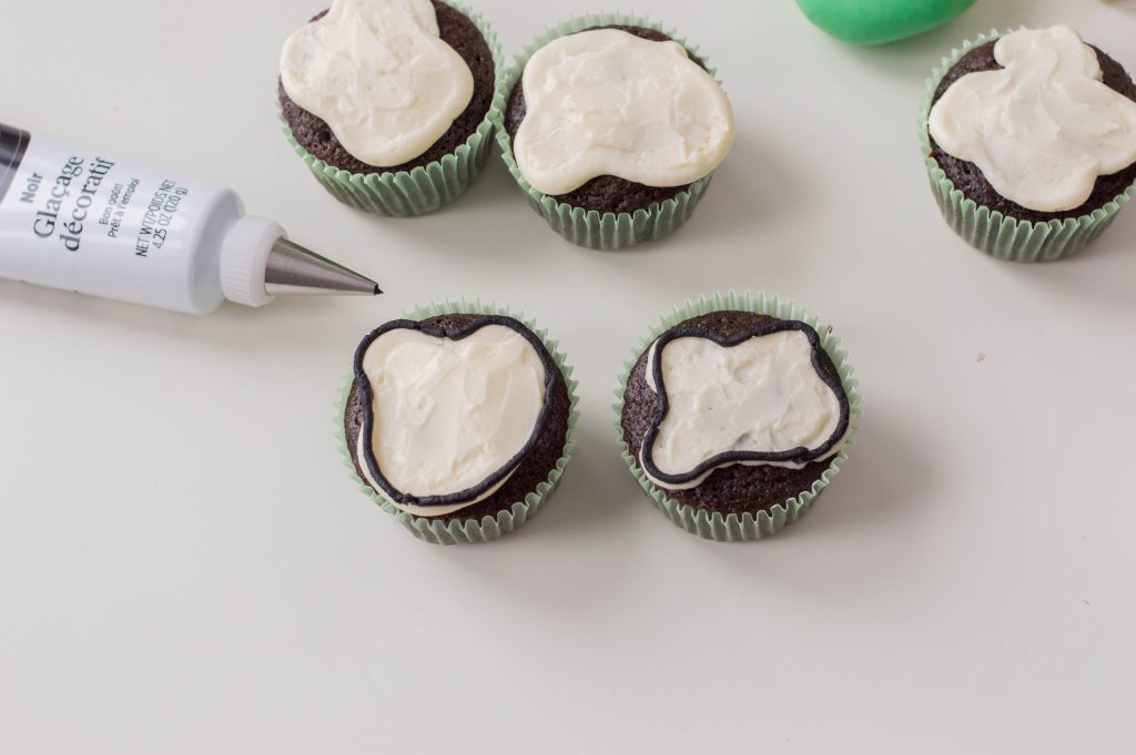 It’s Reading Week at my son’s school and nothing connects kids to books more than food! These easy Green Eggs and Ham Cupcakes are inspired by the classic children’s book by Dr. Seuss and taste a lot better than the real thing. They’re made with chocolate cupcakes and take just a few quick steps to make the decoration! If you need fun food ideas for your Read Across America themed storytimes, don’t miss these cupcakes!