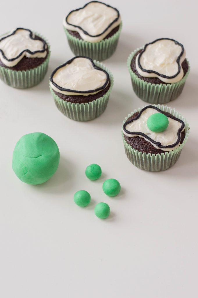 It’s Reading Week at my son’s school and nothing connects kids to books more than food! These easy Green Eggs and Ham Cupcakes are inspired by the classic children’s book by Dr. Seuss and taste a lot better than the real thing. They’re made with chocolate cupcakes and take just a few quick steps to make the decoration! If you need fun food ideas for your Read Across America themed storytimes, don’t miss these cupcakes!