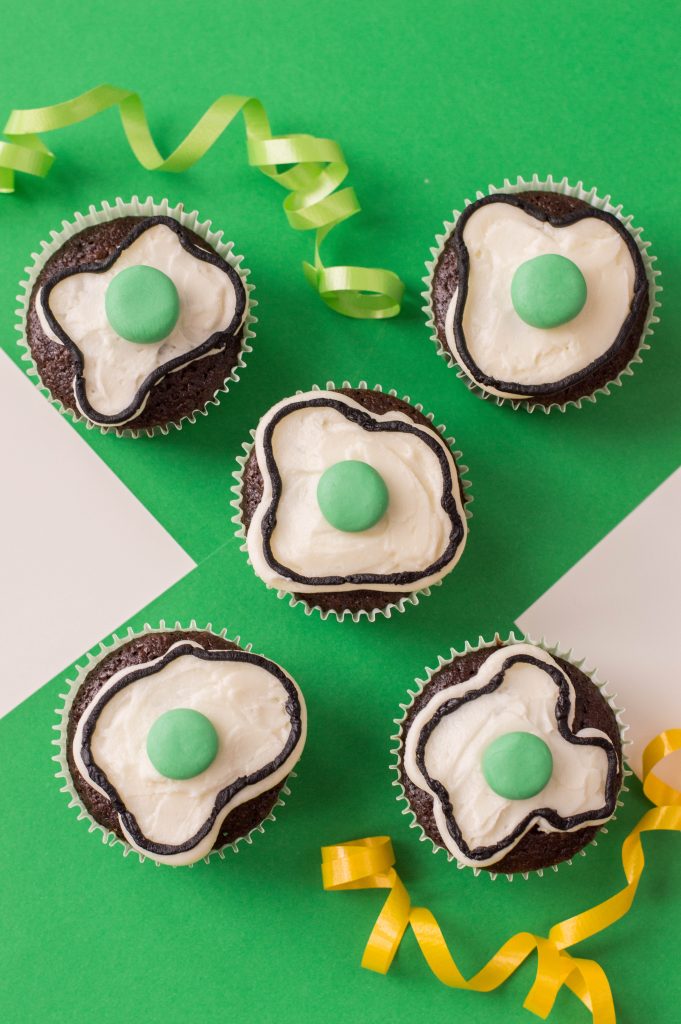 It’s Reading Week at my son’s school and nothing connects kids to books more than food! These easy Green Eggs and Ham Cupcakes are inspired by the classic children’s book by Dr. Seuss and taste a lot better than the real thing. They’re made with chocolate cupcakes and take just a few quick steps to make the decoration! If you need fun food ideas for your Read Across America themed storytimes, don’t miss these cupcakes!