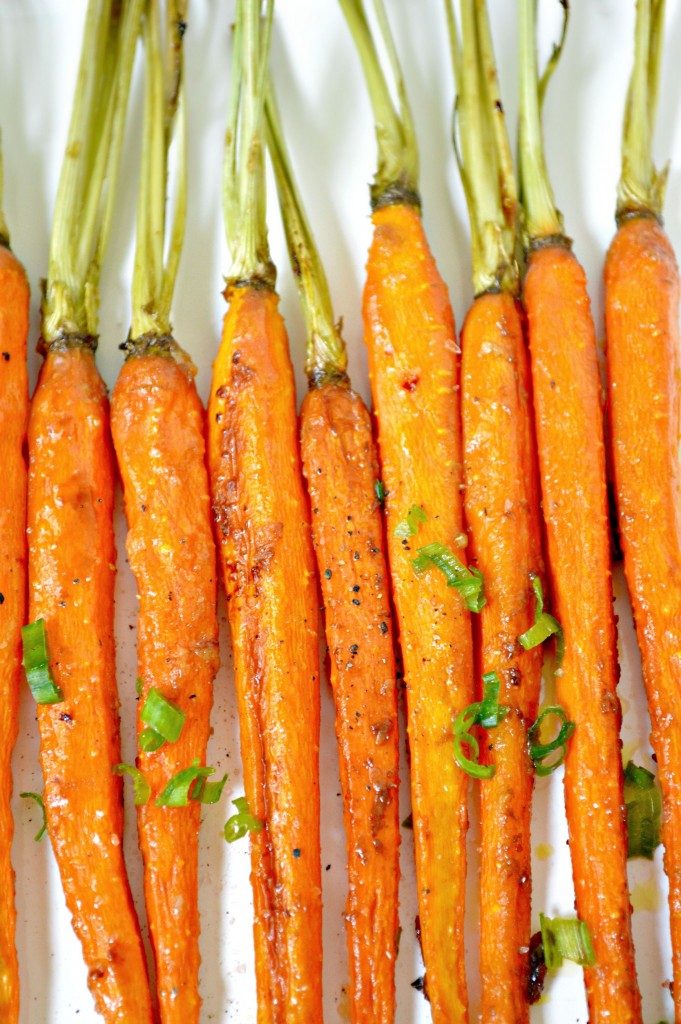 Need a delicious but simple side dish? Try this Easy Roasted Carrots recipe! This healthy cooked carrot recipe doesn’t use a brown sugar glaze- it amps up the flavor with honey, balsamic vinegar, and other great ingredients.