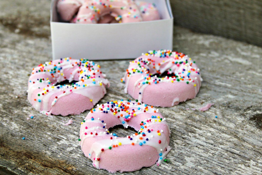 Need some self care time? Learn how to make this easy homemade DIY Donut Bath Bomb with Soap Glaze recipe- they’re absolutely adorable and when you put them in water, they’re so fizzy and relaxing! They also make great gifts, especially in donut box packaging!