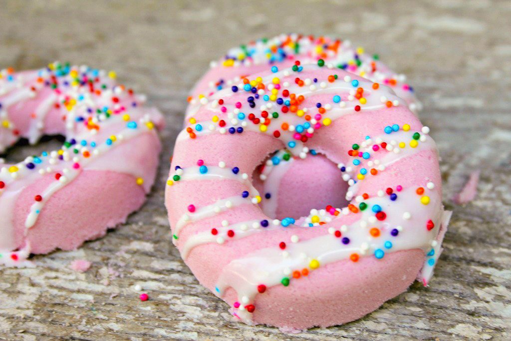 Need some self care time? Learn how to make this easy homemade DIY Donut Bath Bomb with Soap Glaze recipe- they’re absolutely adorable and when you put them in water, they’re so fizzy and relaxing! They also make great gifts, especially in donut box packaging!