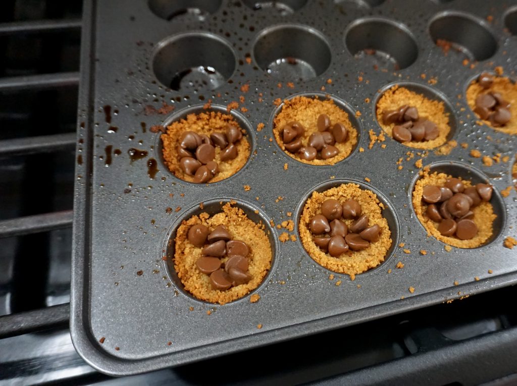 What’s better than s’mores over the campfire on a summer evening? Not much, but you can enjoy s’mores even if you’re stuck indoors! This easy S’mores Bites recipe is super quick and easy to make at home, using just the usual s’mores ingredients. They make a great party dessert idea or a great summer snack!