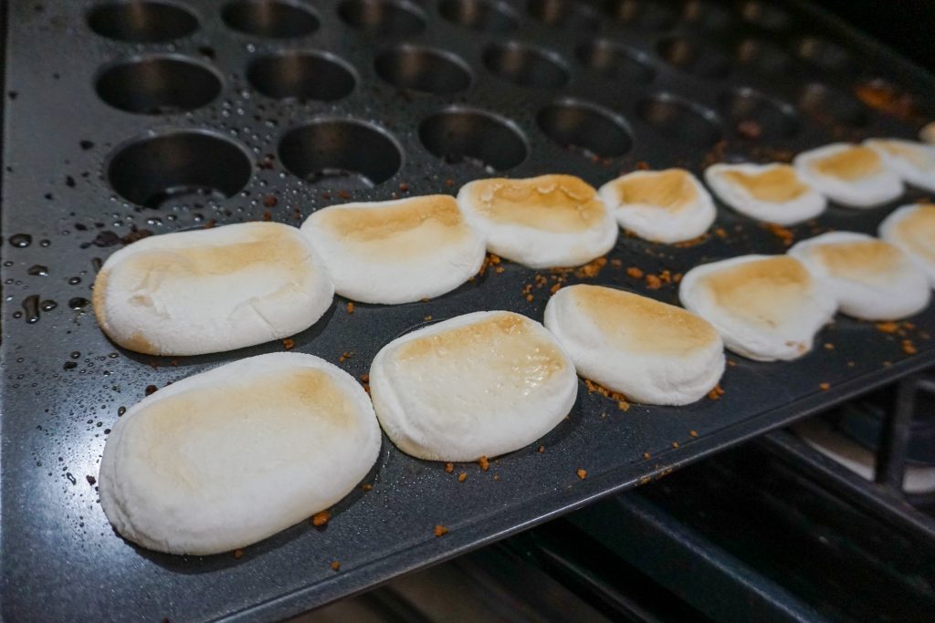 What’s better than s’mores over the campfire on a summer evening? Not much, but you can enjoy s’mores even if you’re stuck indoors! This easy S’mores Bites recipe is super quick and easy to make at home, using just the usual s’mores ingredients. They make a great party dessert idea or a great summer snack!