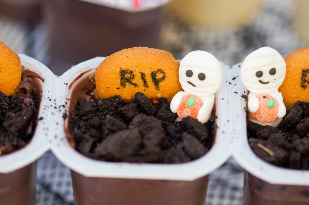 Looking for delicious and easy Halloween treats ideas? These adorable Graveyard Pudding Cups make great snacks or desserts- and they’re so simple!