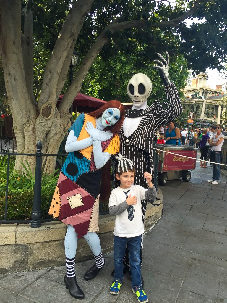 Everyone knows that one of the best places to celebrate holidays is at Disneyland and California Adventure- and Halloween is no exception! Come check out my top 10 must-do things for 2019 Disneyland Halloween! Of course it includes spooky decorations, characters in costume, delicious food, lots of tricks and of course, lots of treats! 