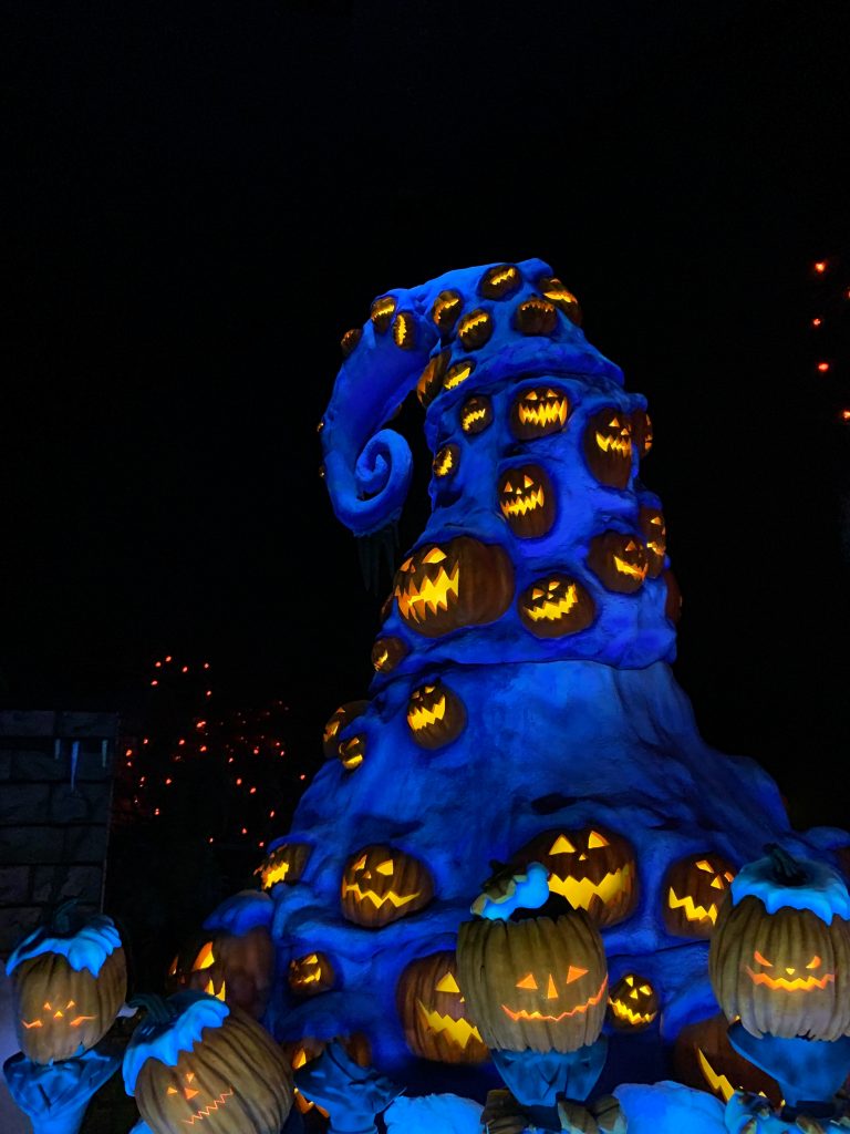 Everyone knows that one of the best places to celebrate holidays is at Disneyland and California Adventure- and Halloween is no exception! Come check out my top 10 must-do things for 2019 Disneyland Halloween! Of course it includes spooky decorations, characters in costume, delicious food, lots of tricks and of course, lots of treats! 