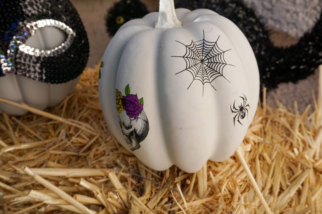 Decorating pumpkins is such a big part of fall for kids and adults alike! There are lots of creative carving ideas online but using paint or other objects can be fun too! These easy DIY No Carve Pumpkin Ideas are quick, easy, and {mostly} not messy- except maybe the paint one!