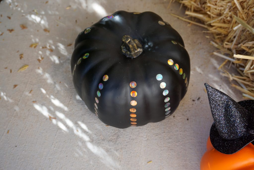 Decorating pumpkins is such a big part of fall for kids and adults alike! There are lots of creative carving ideas online but using paint or other objects can be fun too! These easy DIY No Carve Pumpkin Ideas are quick, easy, and {mostly} not messy- except maybe the paint one!
