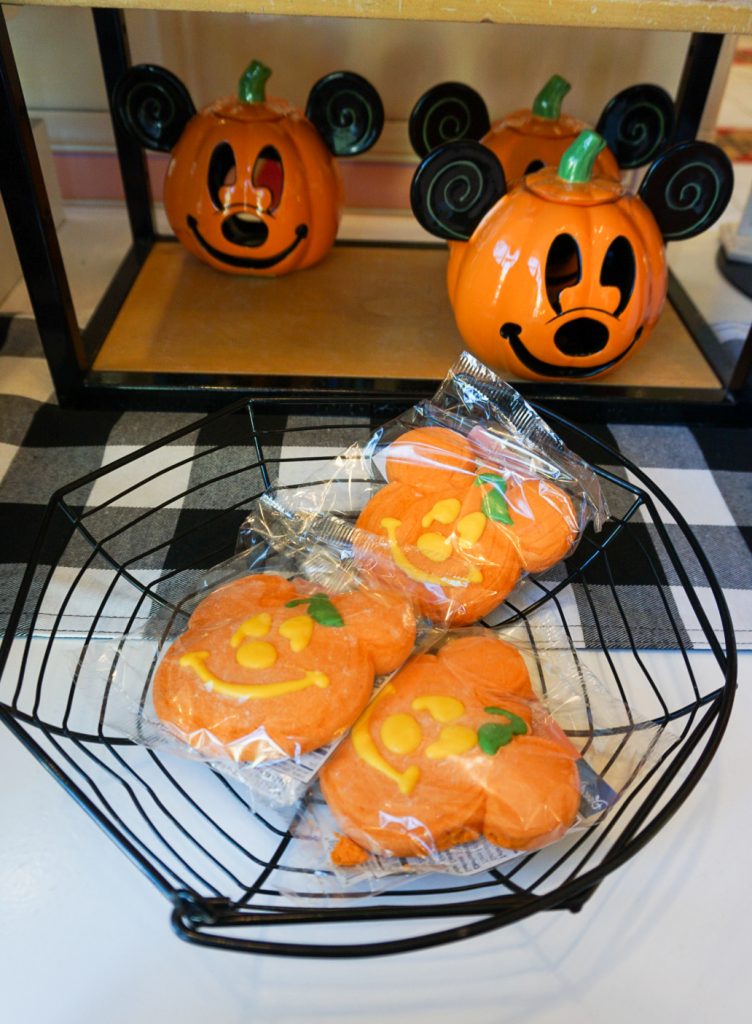 One of the best things about being at Disneyland is the treats- especially during holidays like Halloween! Check out some of the cute desserts and other treats available for kids and adults right now at Disneyland and California Adventure- with pictures and reviews!