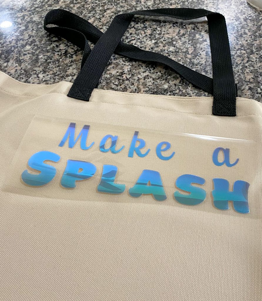 Want the perfect tote bag for storing swimsuits, flip flops, and more beach essentials or pool must haves this Spring Break or summer? Come check out how you can easily make this tote bag {or your own ideas!} using Cricut machines and heat transfer vinyl! It’s so easy and makes a great project for kids too!
