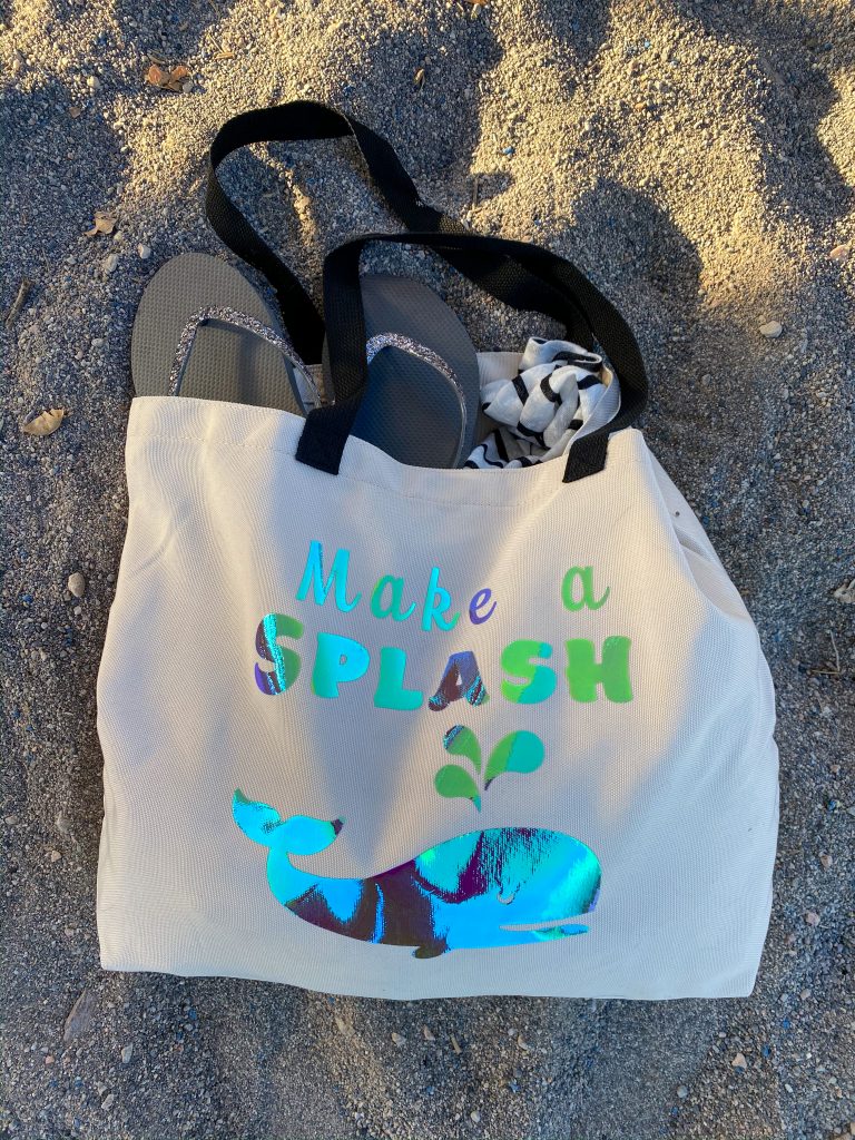 Want the perfect tote bag for storing swimsuits, flip flops, and more beach essentials or pool must haves this Spring Break or summer? Come check out how you can easily make this tote bag {or your own ideas!} using Cricut machines and heat transfer vinyl! It’s so easy and makes a great project for kids too!