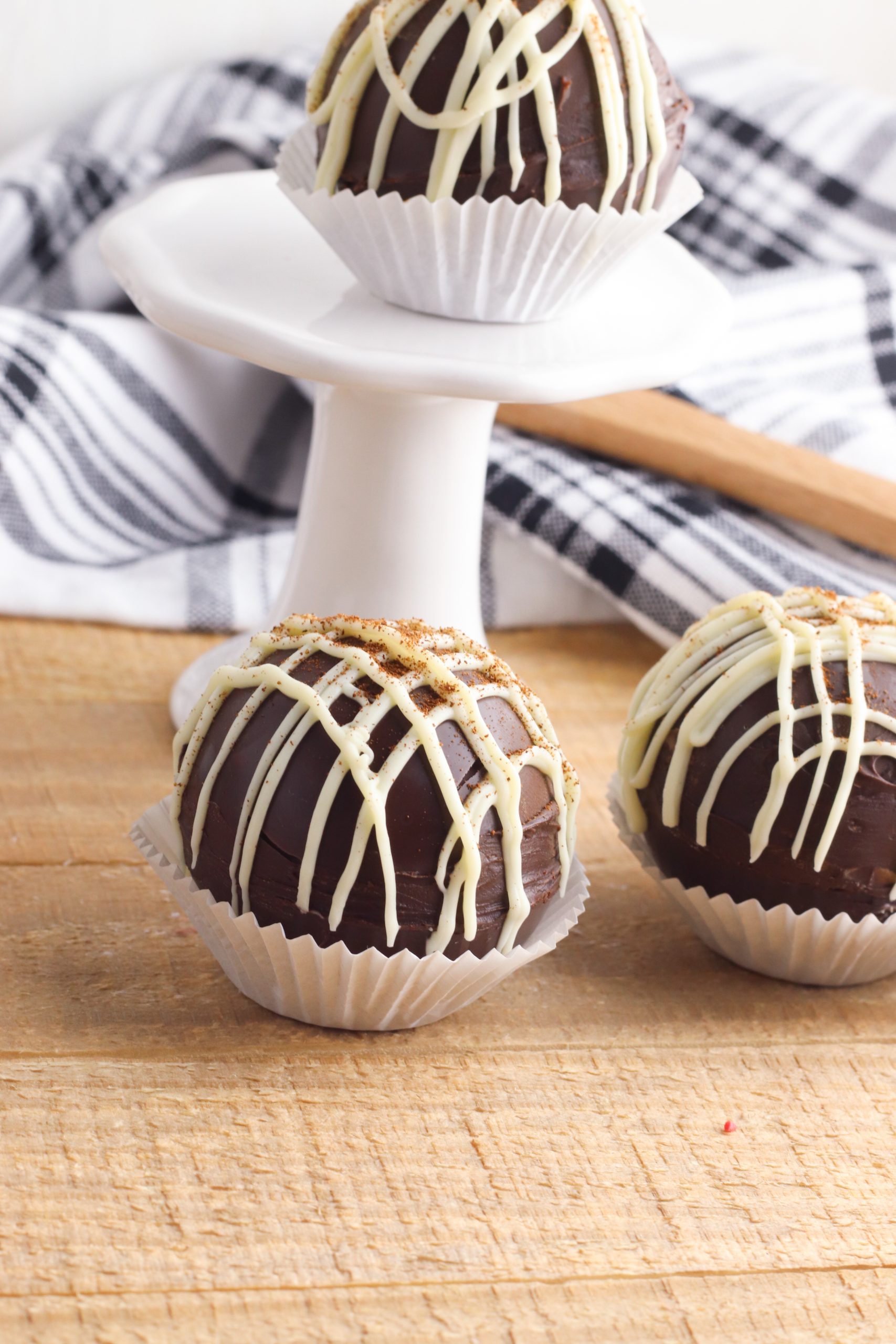 Homemade Mocha Bombs – Coffee Hot Chocolate Bombs!