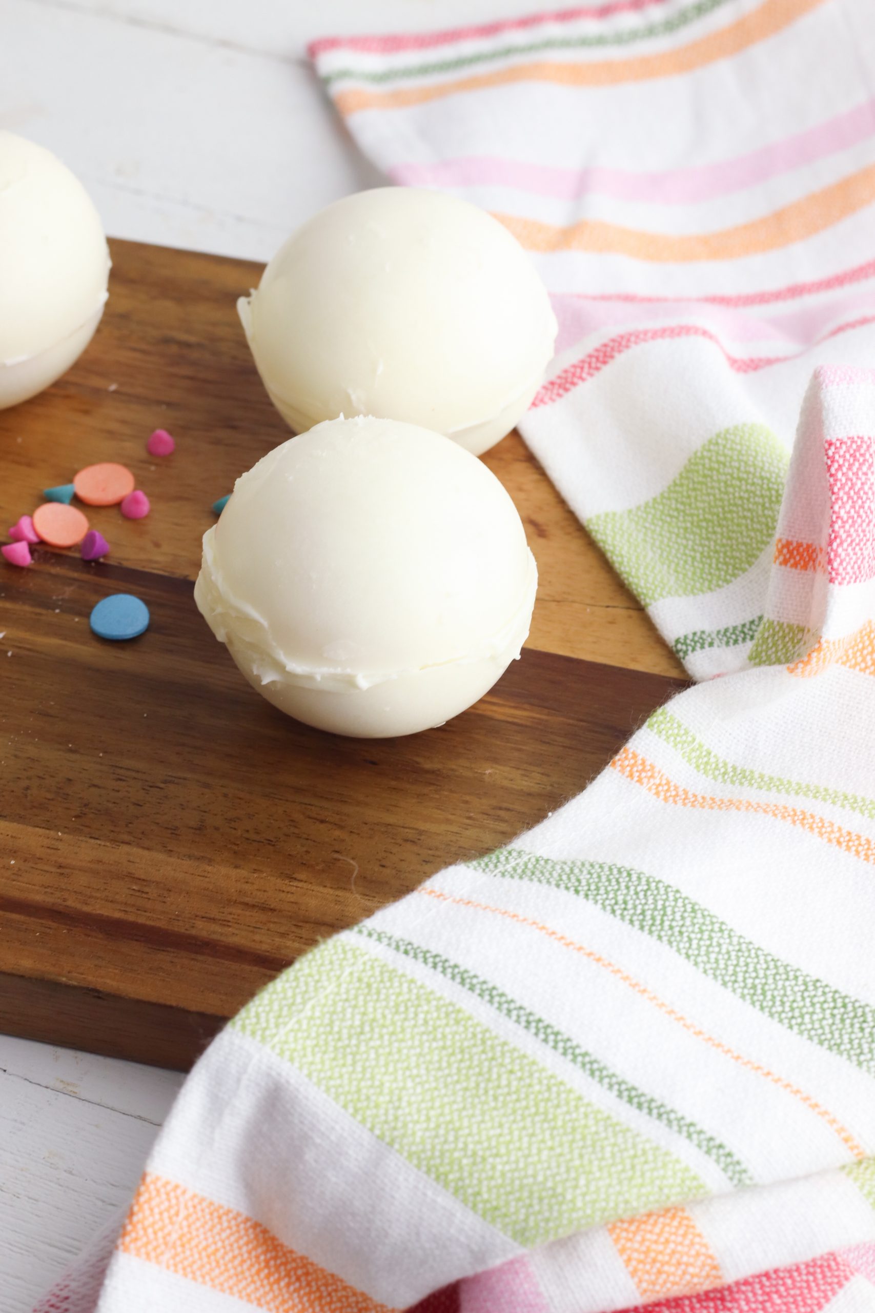 Homemade White Chocolate Hot Cocoa Bombs Recipe for Spring and Easter ...