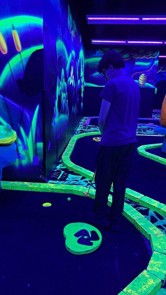 Teen minigolfing at Great Wolf Lodge